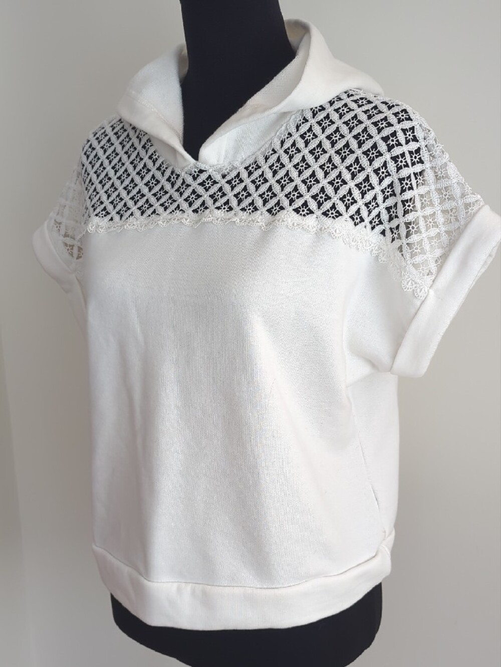 Belldini White Short Sleeve Hoodie Crochet Lace Patchwork Yoke Pullover Top MED